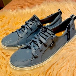 Baby blue tennis shoes, never worn, size 8.5